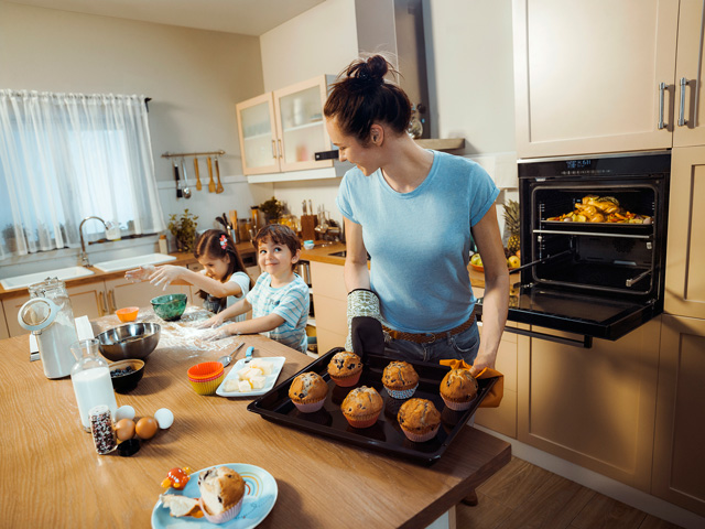 Photo-BI-Oven-Split-&-Cook-Close-Up-With-Cast