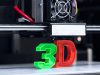 Broj 3 u zelenoj i slovo D u crvenoj boji odštampani u 3D štampaču