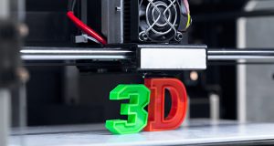 Broj 3 u zelenoj i slovo D u crvenoj boji odštampani u 3D štampaču