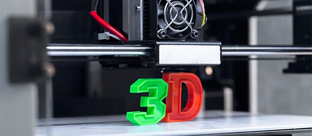 3D-odstampano Broj 3 u zelenoj i slovo D u crvenoj boji odštampani u 3D štampaču