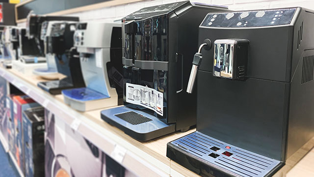 Na policama u prodavnici izloženo je nekoliko aparata za kafu