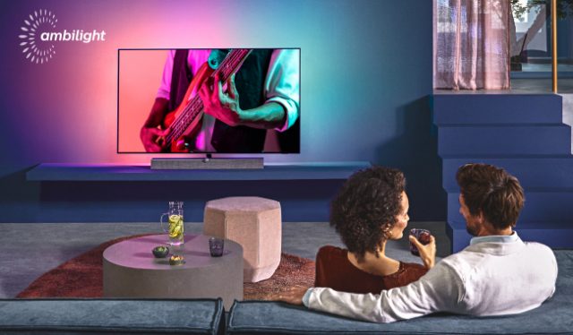 Žena i muškarac gledaju muzičke spotove na Ambiligh televizoru