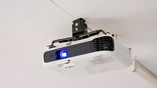 Projektor postavljen na plafon, koristeći nosač za projektor