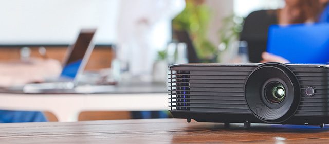 projektor-sto-kancelarija Projektor na stolu u kancelariji
