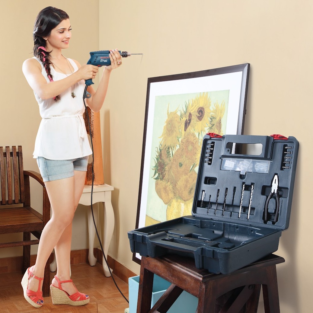 Bosch_home-_Prachi_Desai_with_the_Smart_Home_Tool_kit
