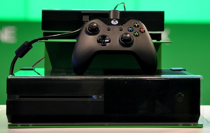 Xbox_One_console_and_controller_at_Gamescom_2013